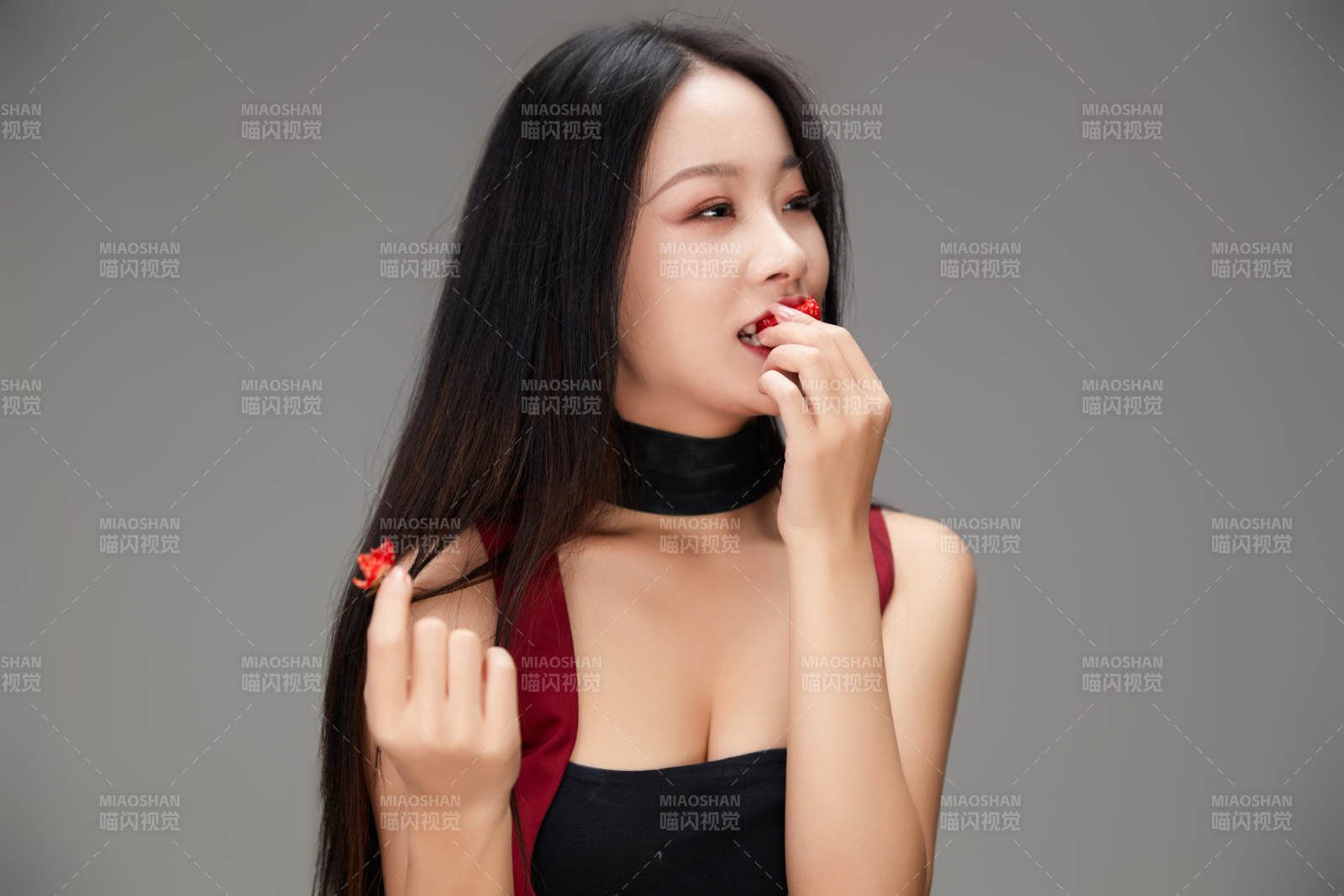 吃水果的亞洲東方長發(fā)少女