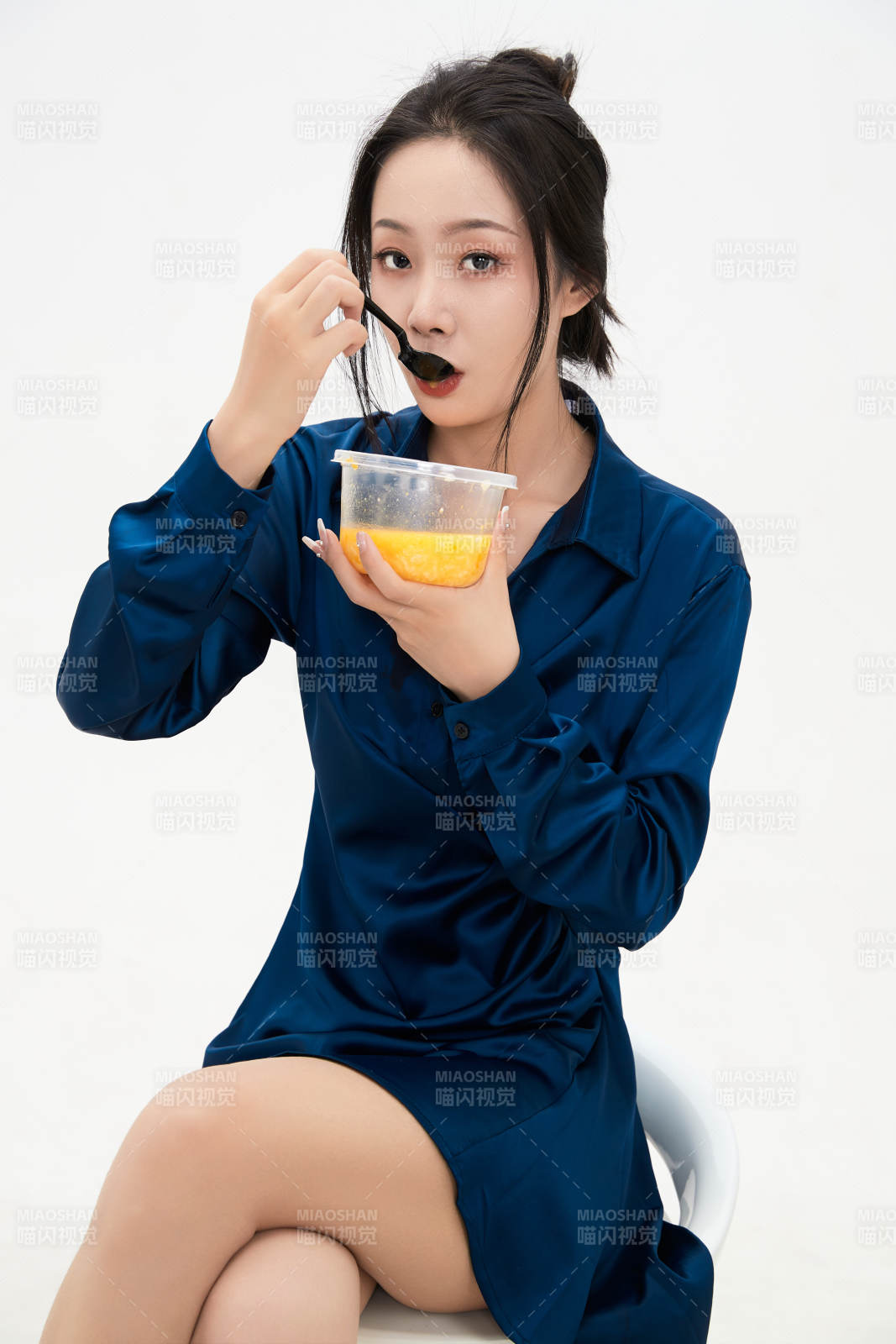 大吃特吃的亞洲可愛少女人像