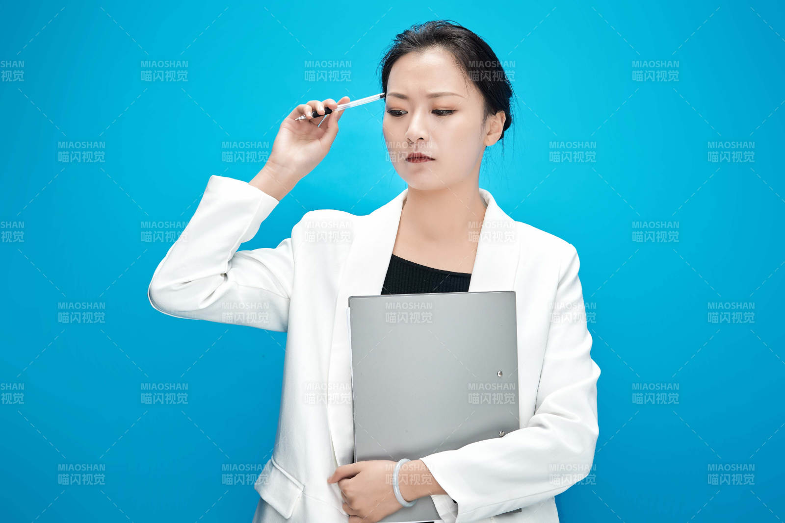 身穿西服拿著手機與文件夾的亞洲商務女士