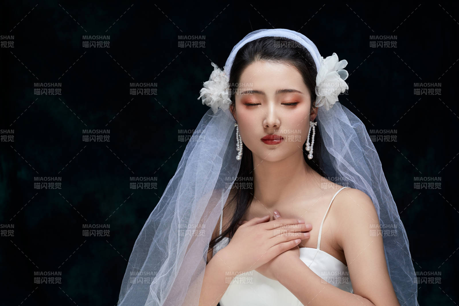 黑色背景下的女性復古婚紗妝面