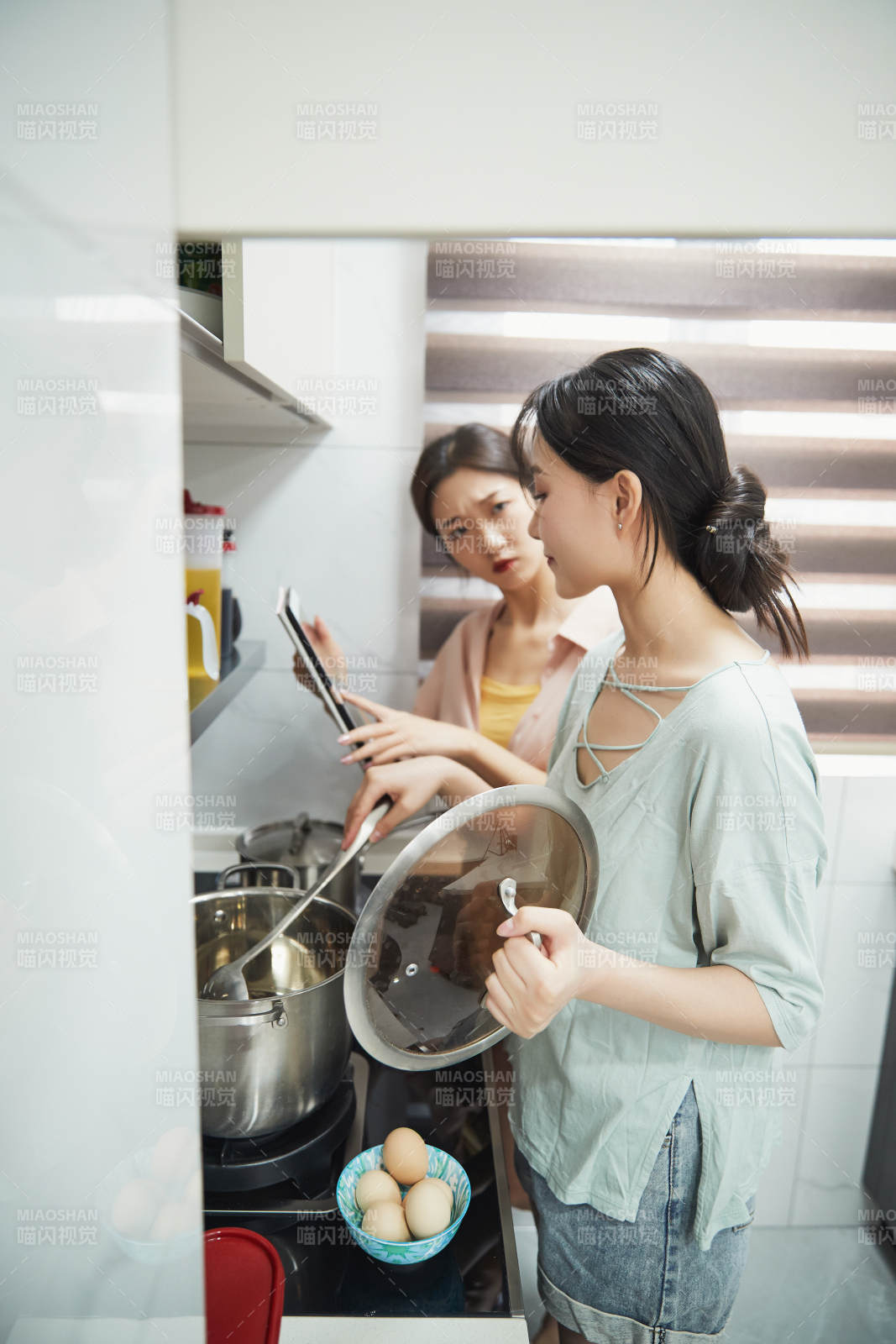 在厨房烹饪美食的亚洲闺蜜少女