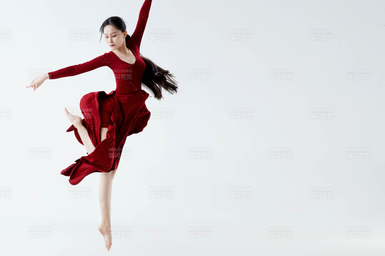 穿着红色长裙翩翩起舞的少女
