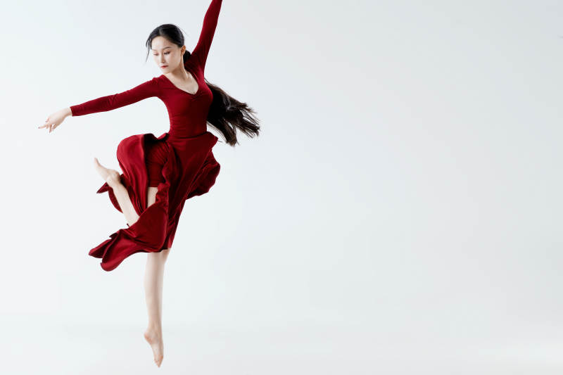 穿着红色长裙翩翩起舞的少女