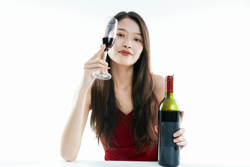 独自品尝红酒的亚洲女性