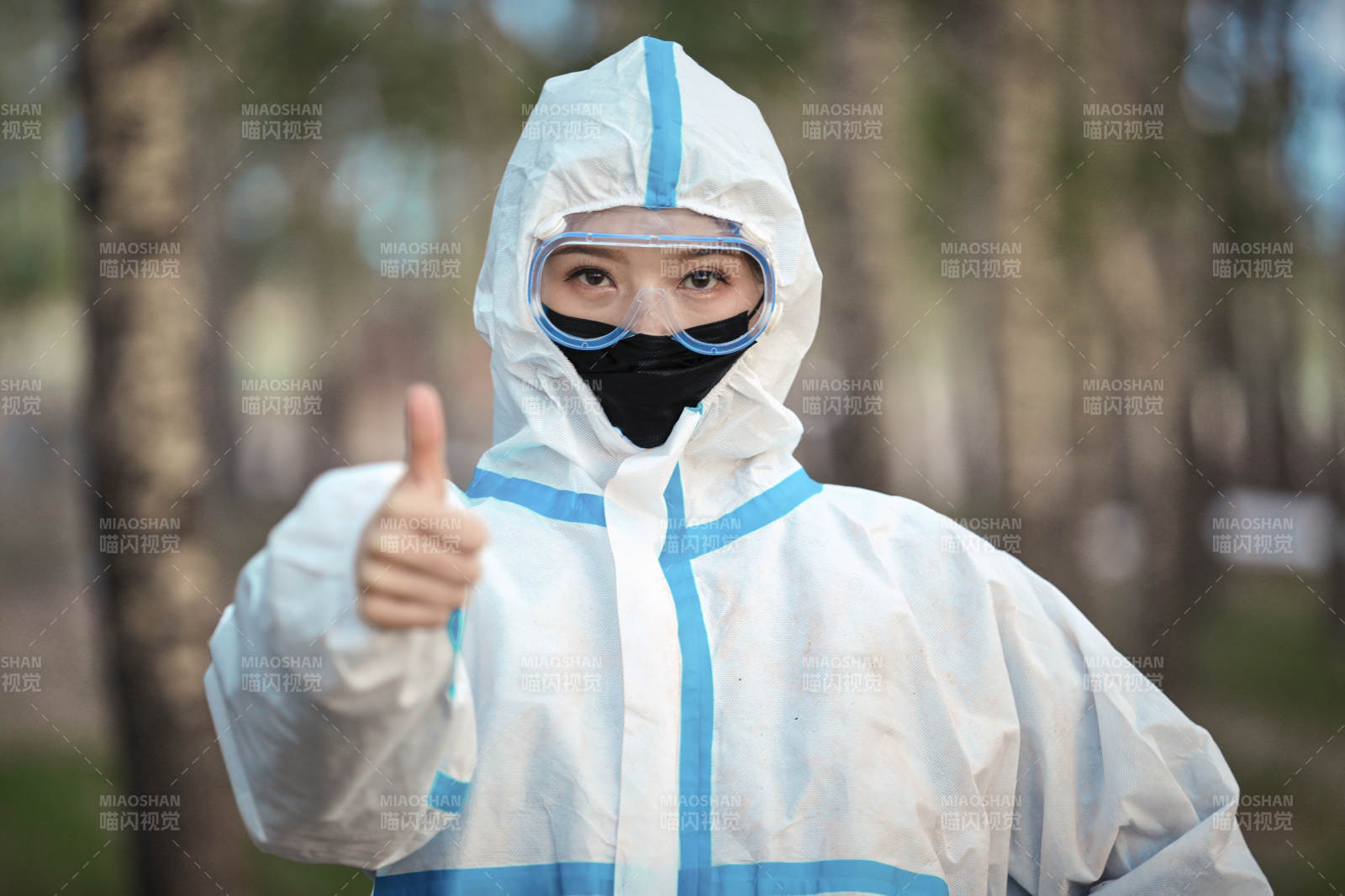 穿白色防护服佩戴护目镜口罩的女性防护人员