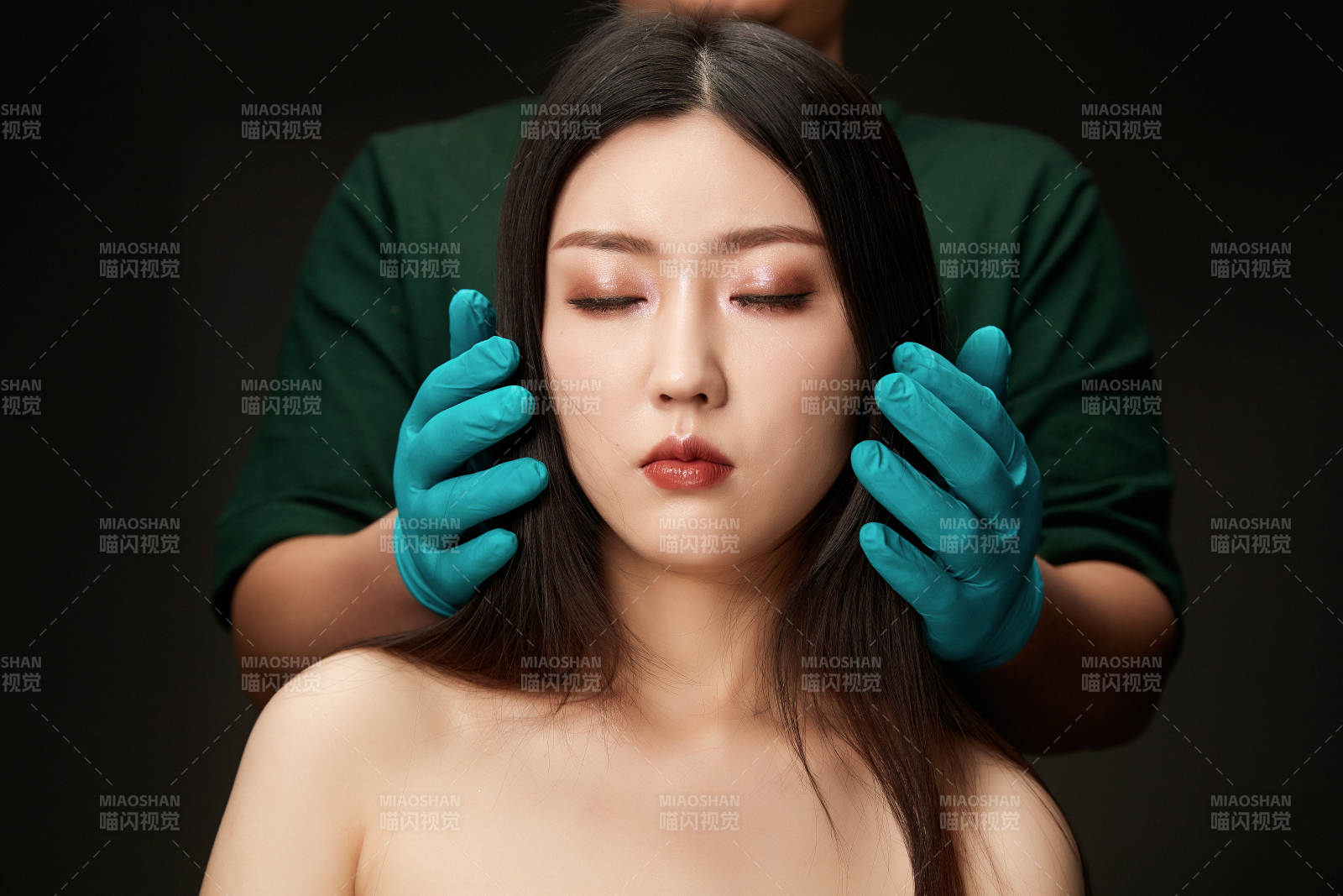 黑色背景里的亞洲美女面部特寫(xiě)醫(yī)美整容