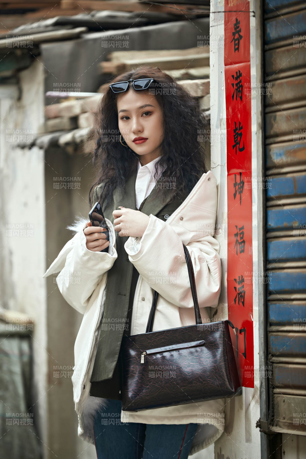 老舊城區(qū)里穿著復(fù)古港風(fēng)的美麗清純少女