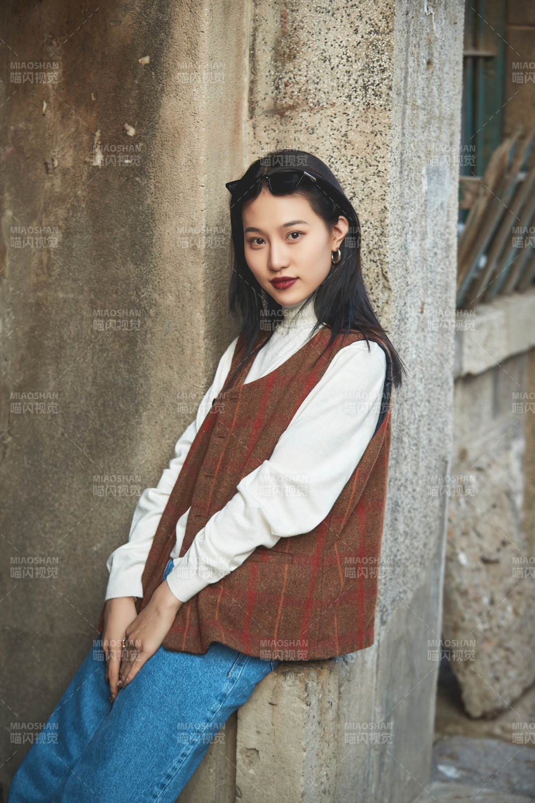 老舊城區里穿著復古港風的美麗清純少女