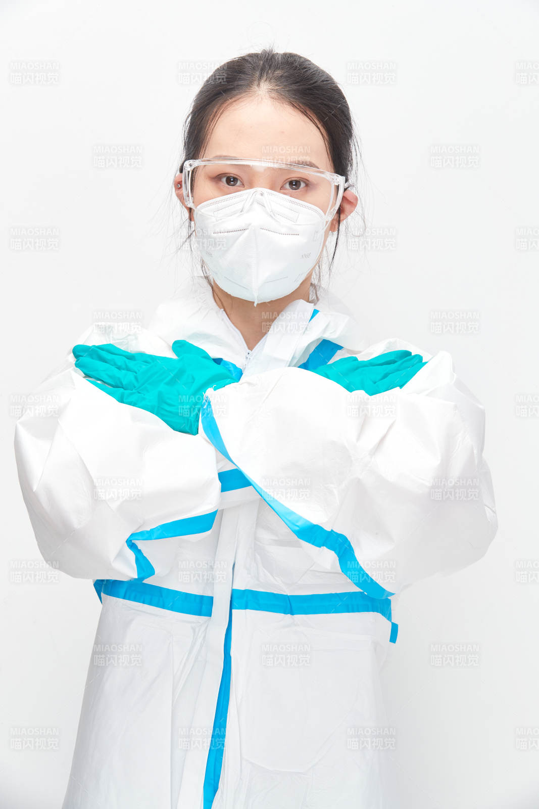 穿白色防护服佩戴护目镜口罩的女性医疗人员