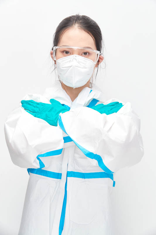 穿白色防护服佩戴护目镜口罩的女性医疗人员