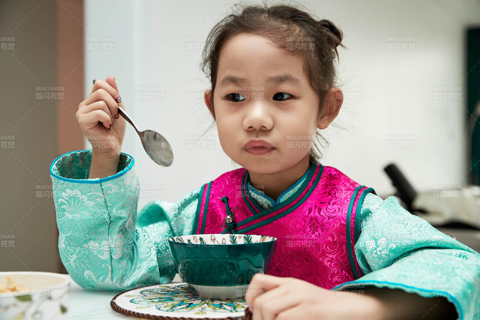 在家玩耍的亞洲小女孩