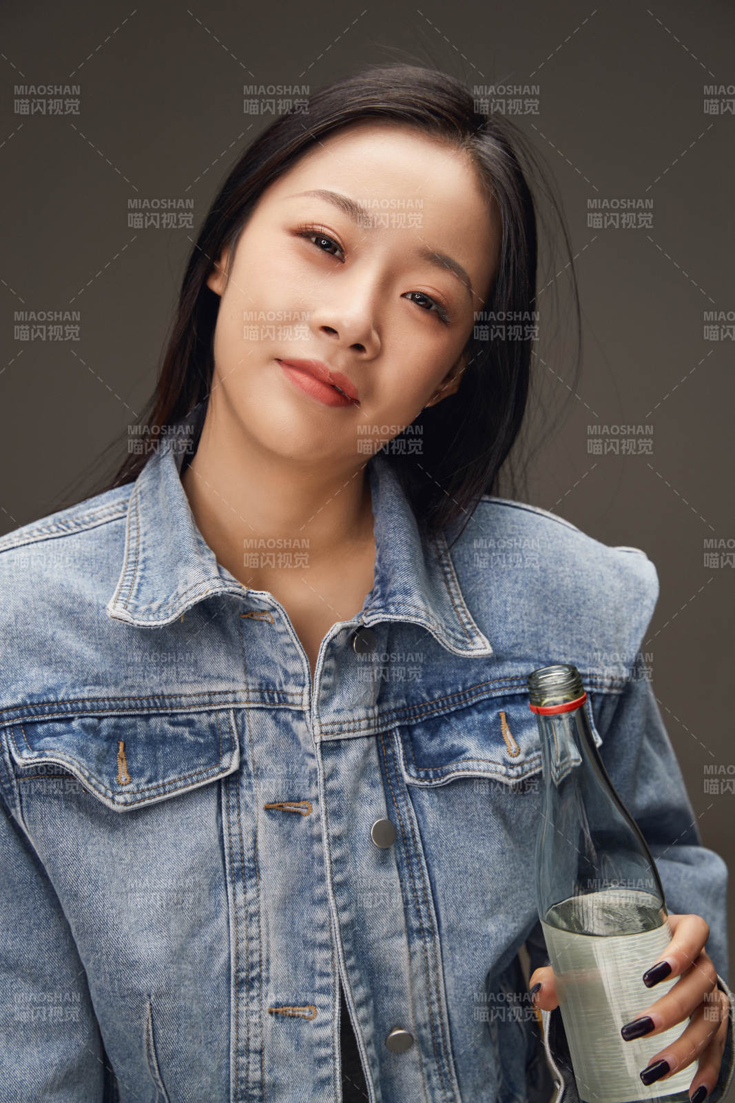 黑色背景里的亞洲美女面部特寫醫(yī)美整容