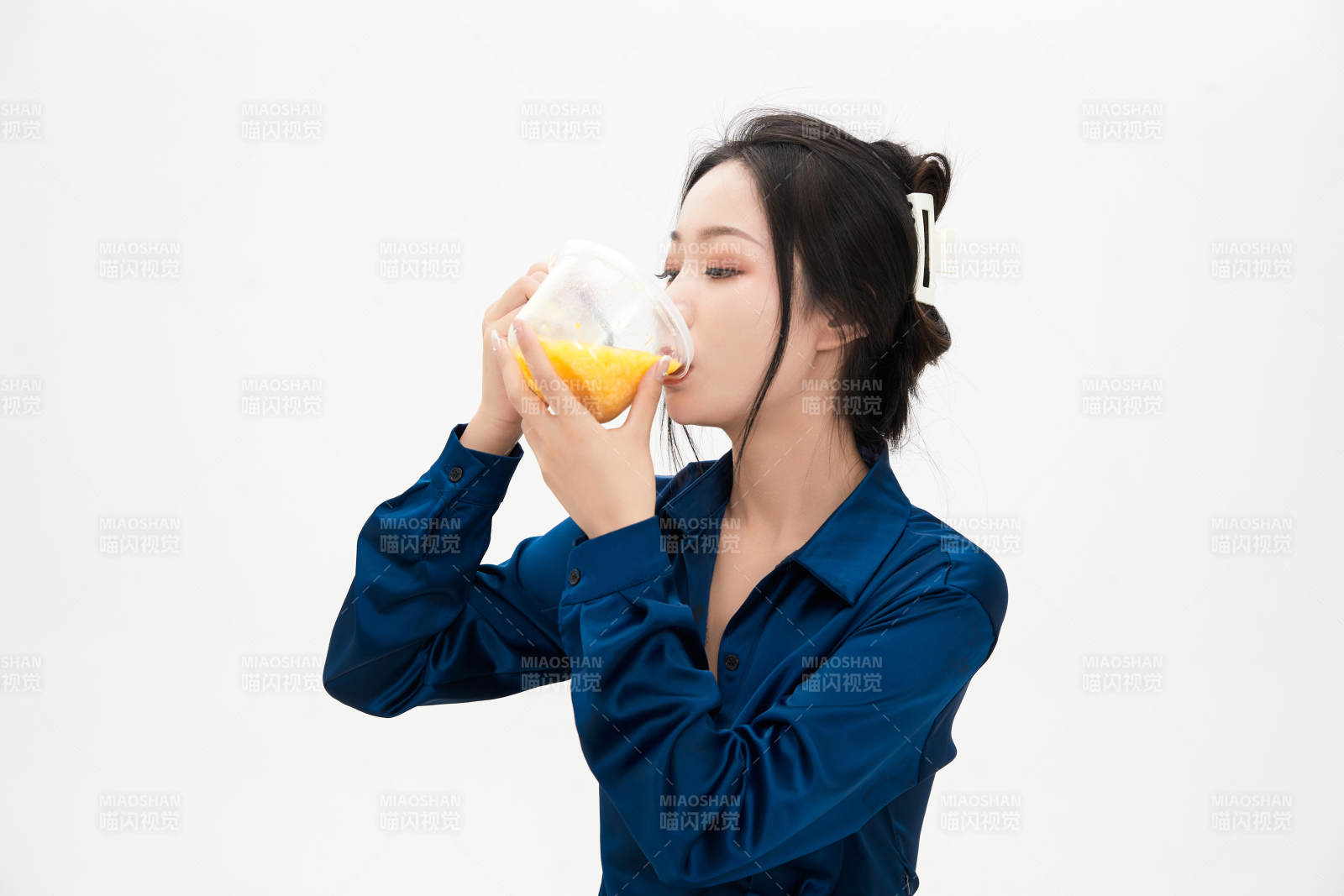 大吃特吃的亞洲可愛少女人像