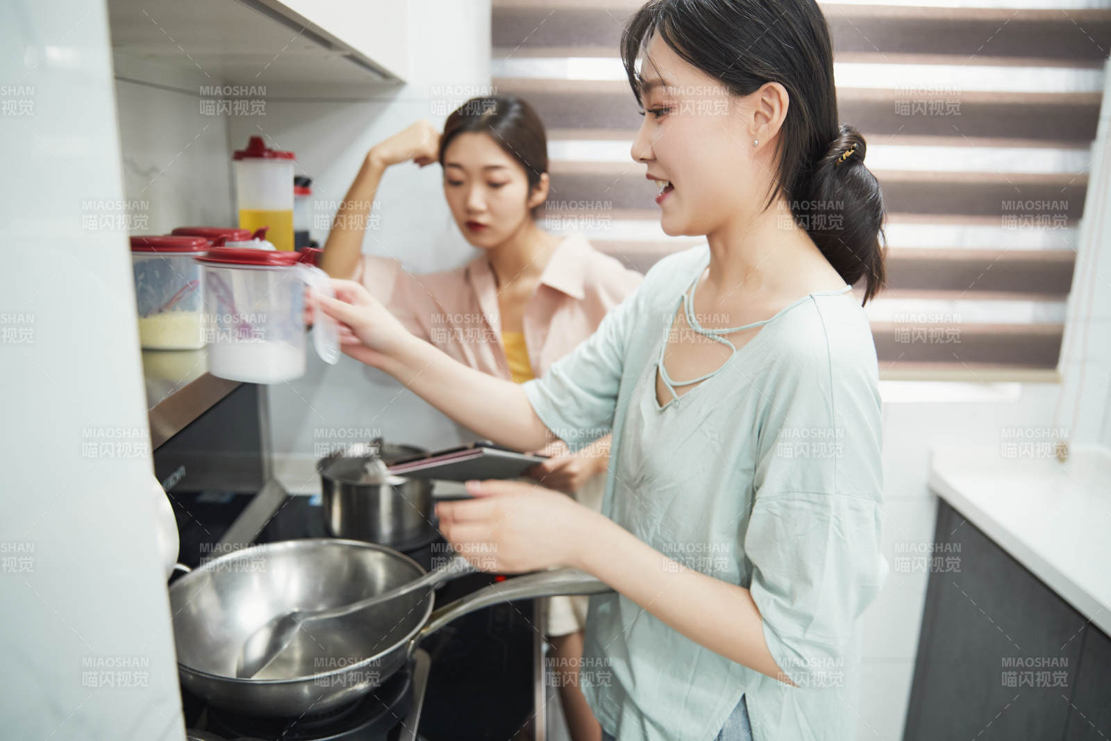 在廚房烹飪美食的亞洲閨蜜少女