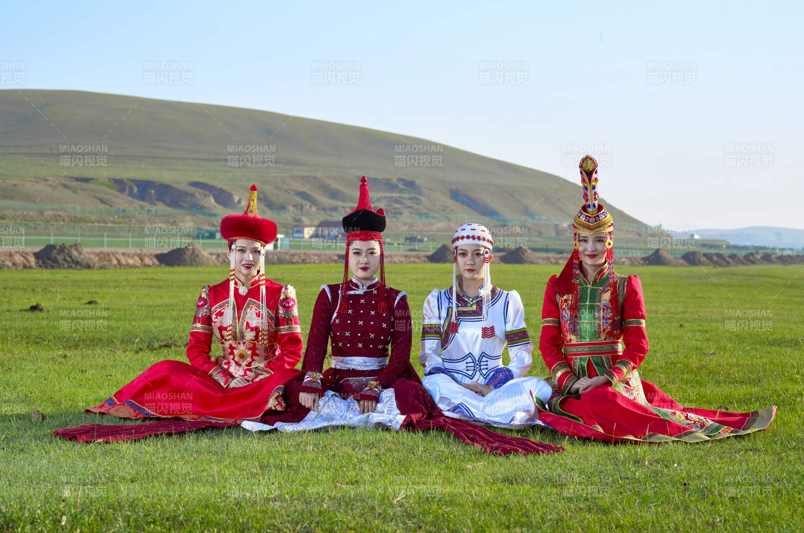 草原上穿着蒙古族传统服饰的亚洲年轻美少女