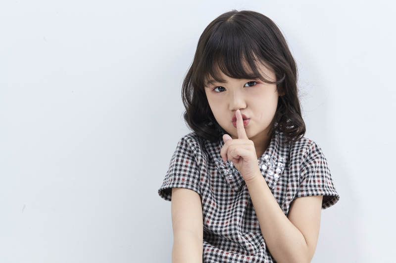 白色色背景的可爱的亚洲小女孩儿童