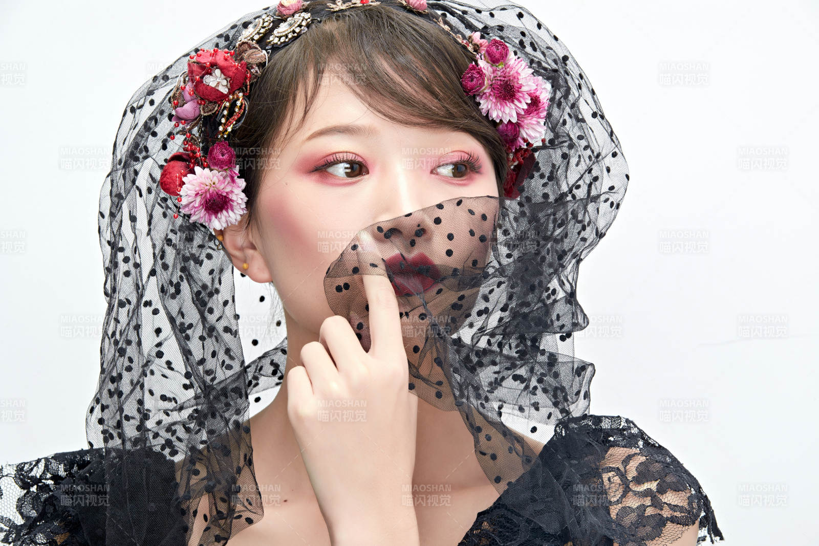 白色背景下的新娘彩妆美女人像