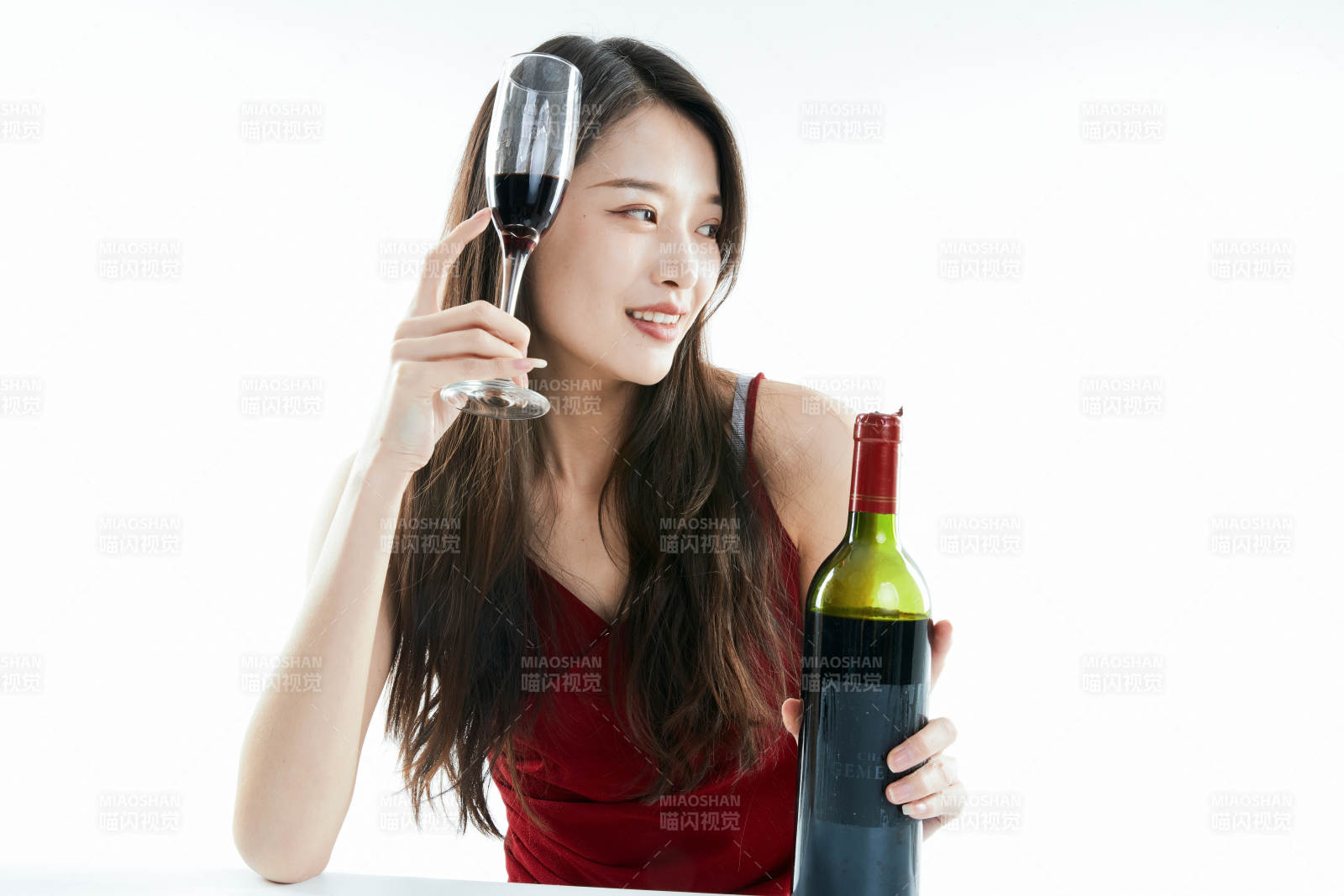 獨自品嘗紅酒的亞洲女性