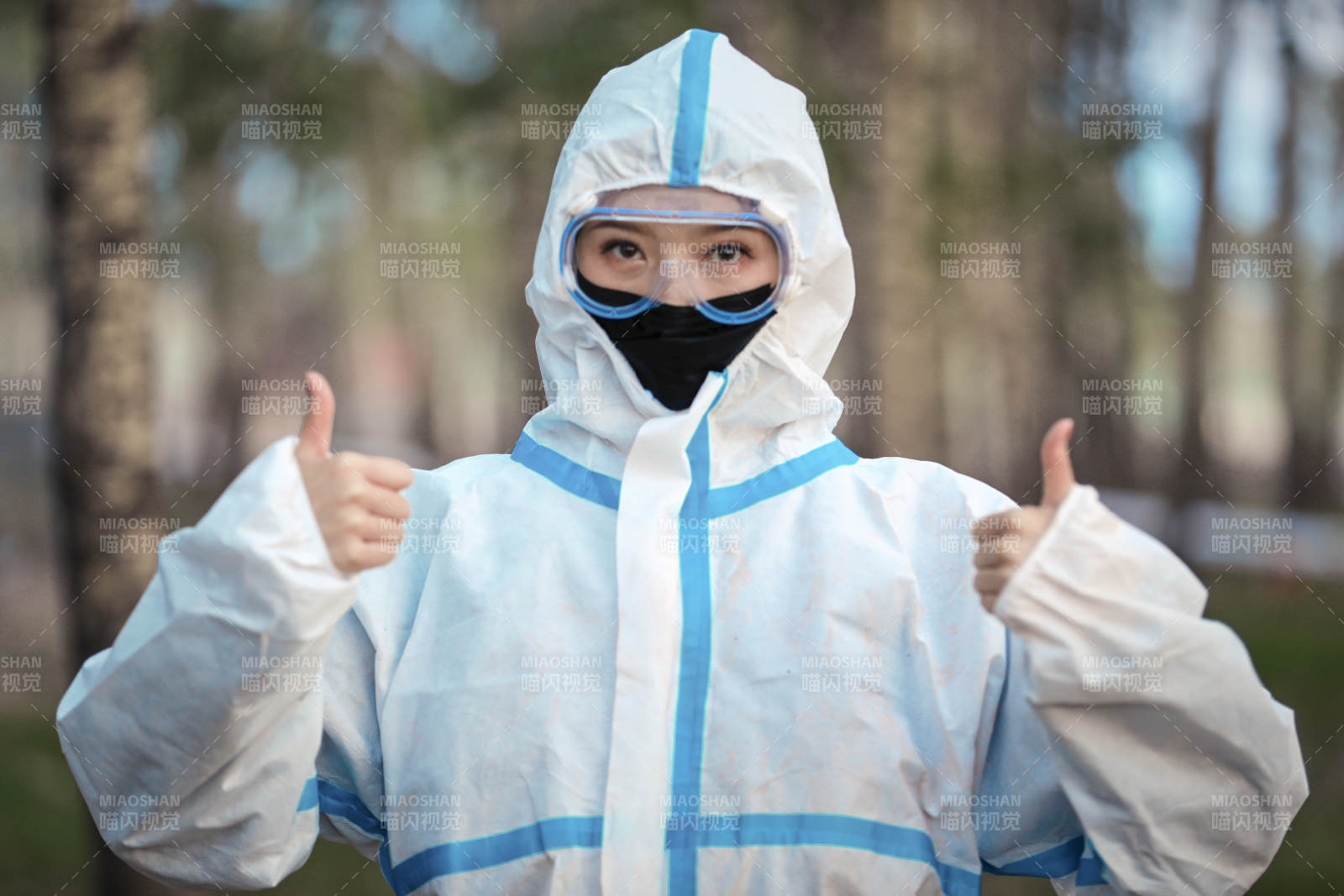 穿白色防護服佩戴護目鏡口罩的女性防護人員