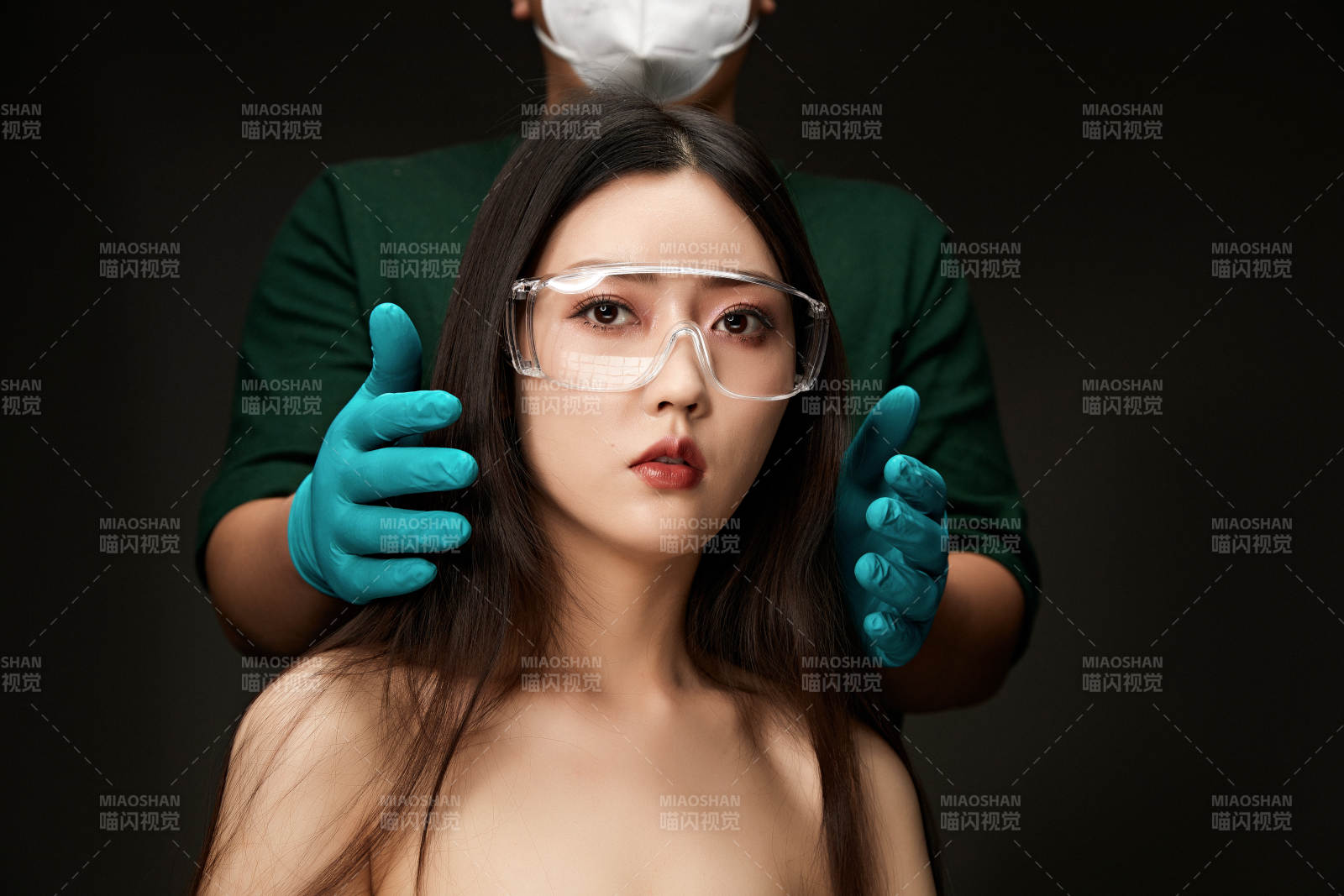 黑色背景里的亞洲美女面部特寫醫美整容