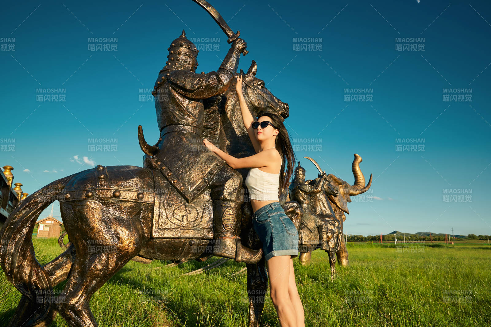 草原濕地公園游玩拍照的亞洲少女