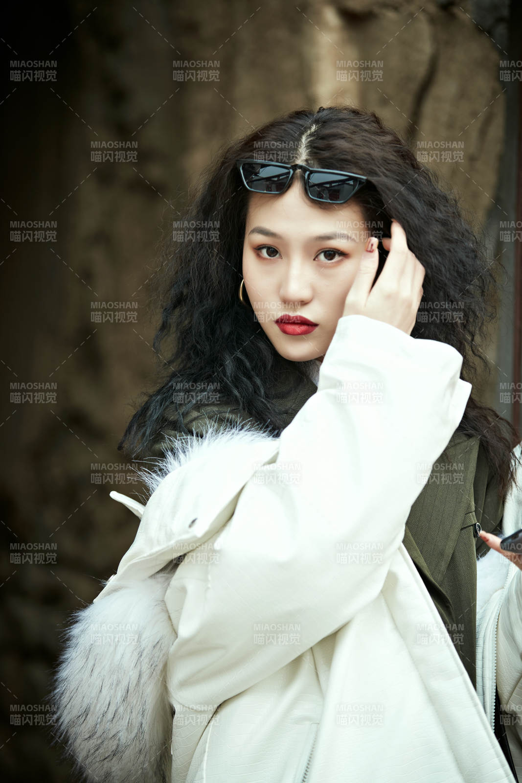 老舊城區里穿著復古港風的美麗清純少女