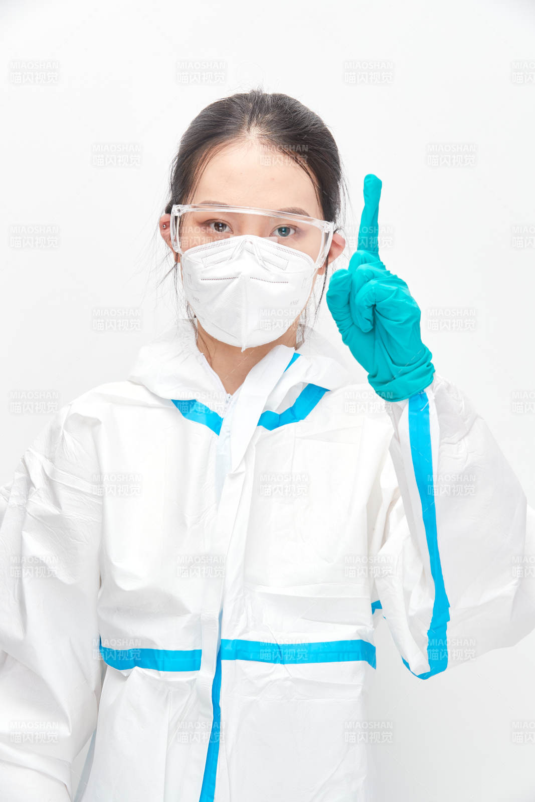 穿白色防護服佩戴護目鏡口罩的女性醫療人員