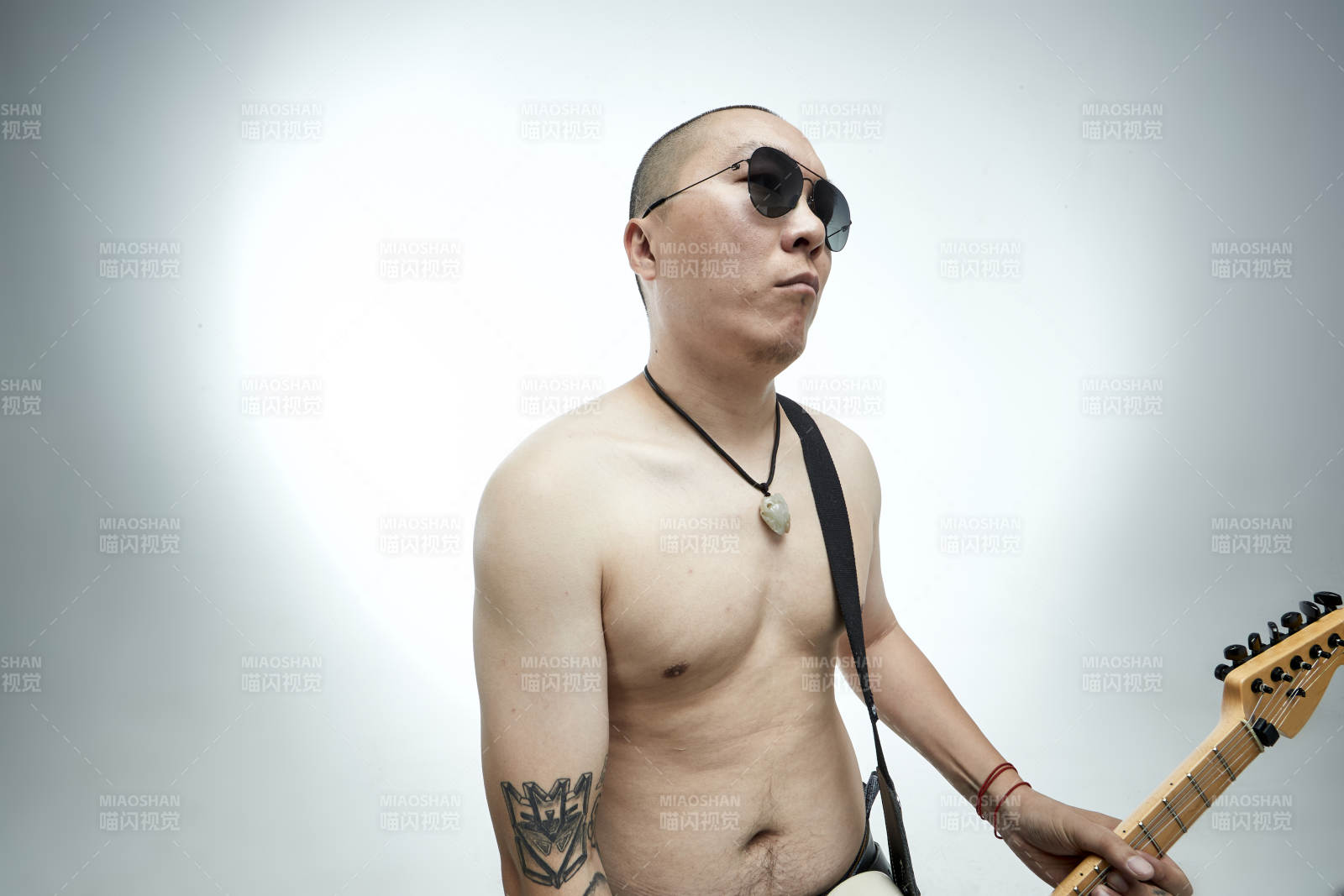 手持电吉他展示演奏的亚洲男性摇滚乐手人像