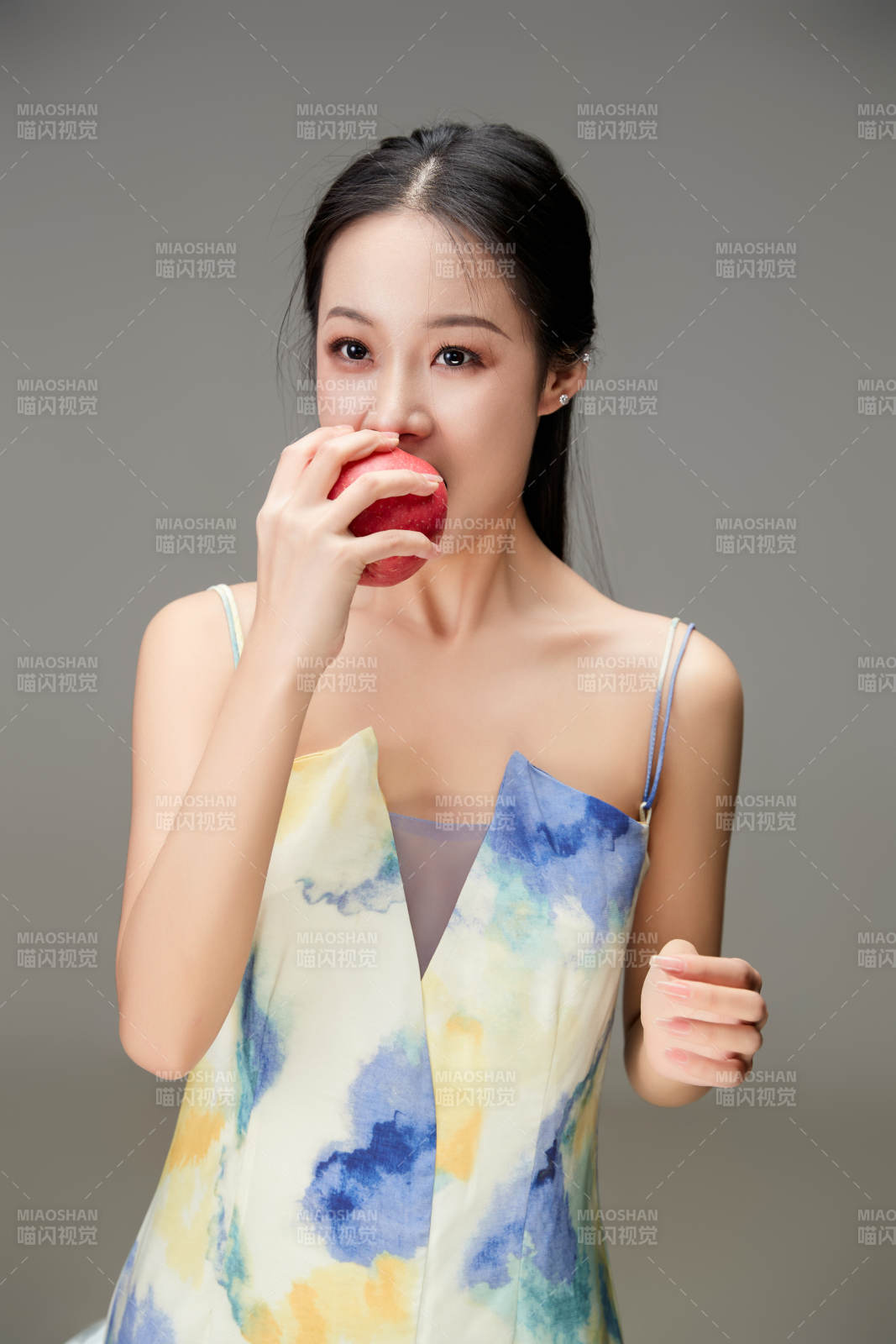 吃水果的亞洲東方長發少女