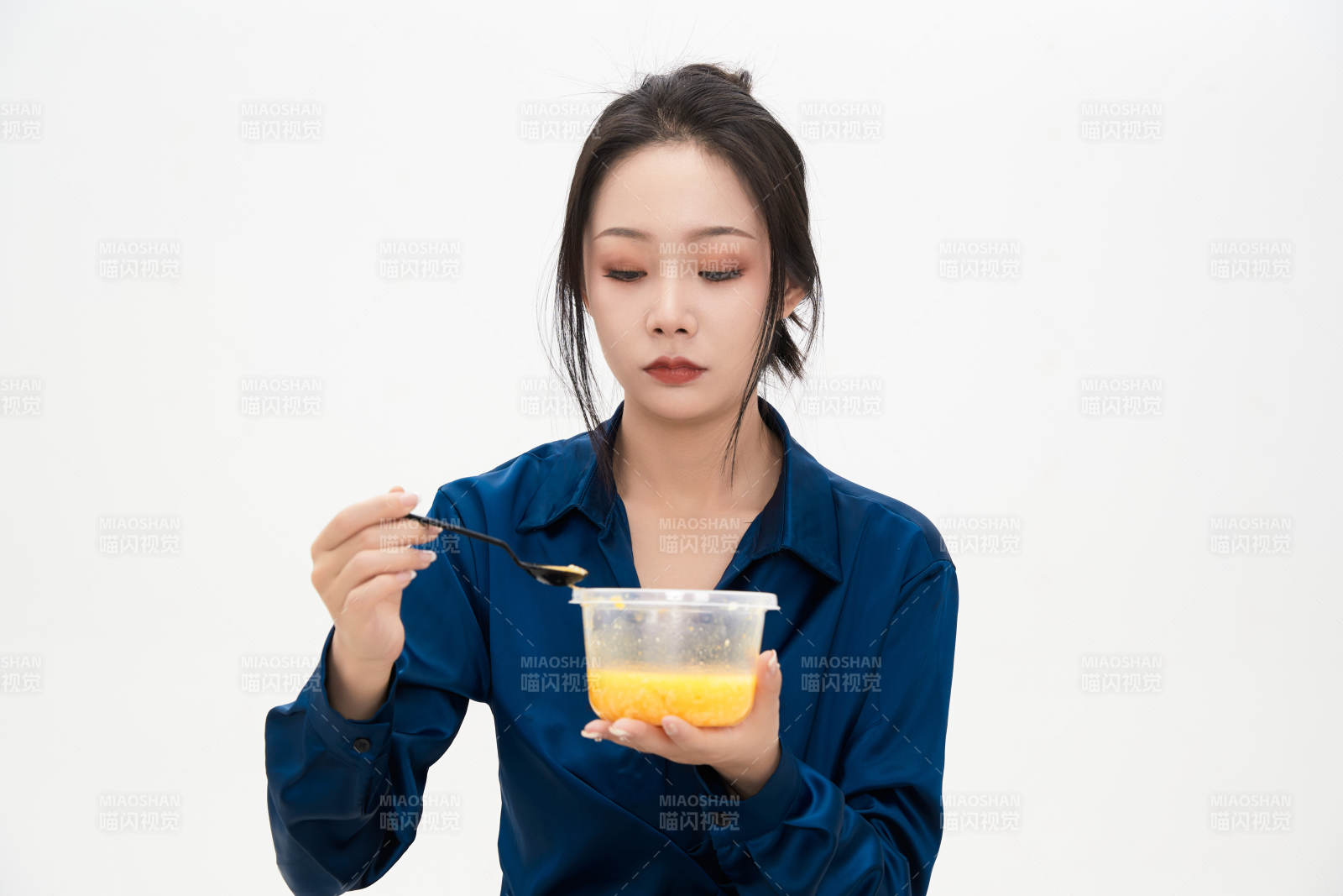 大吃特吃的亚洲可爱少女人像