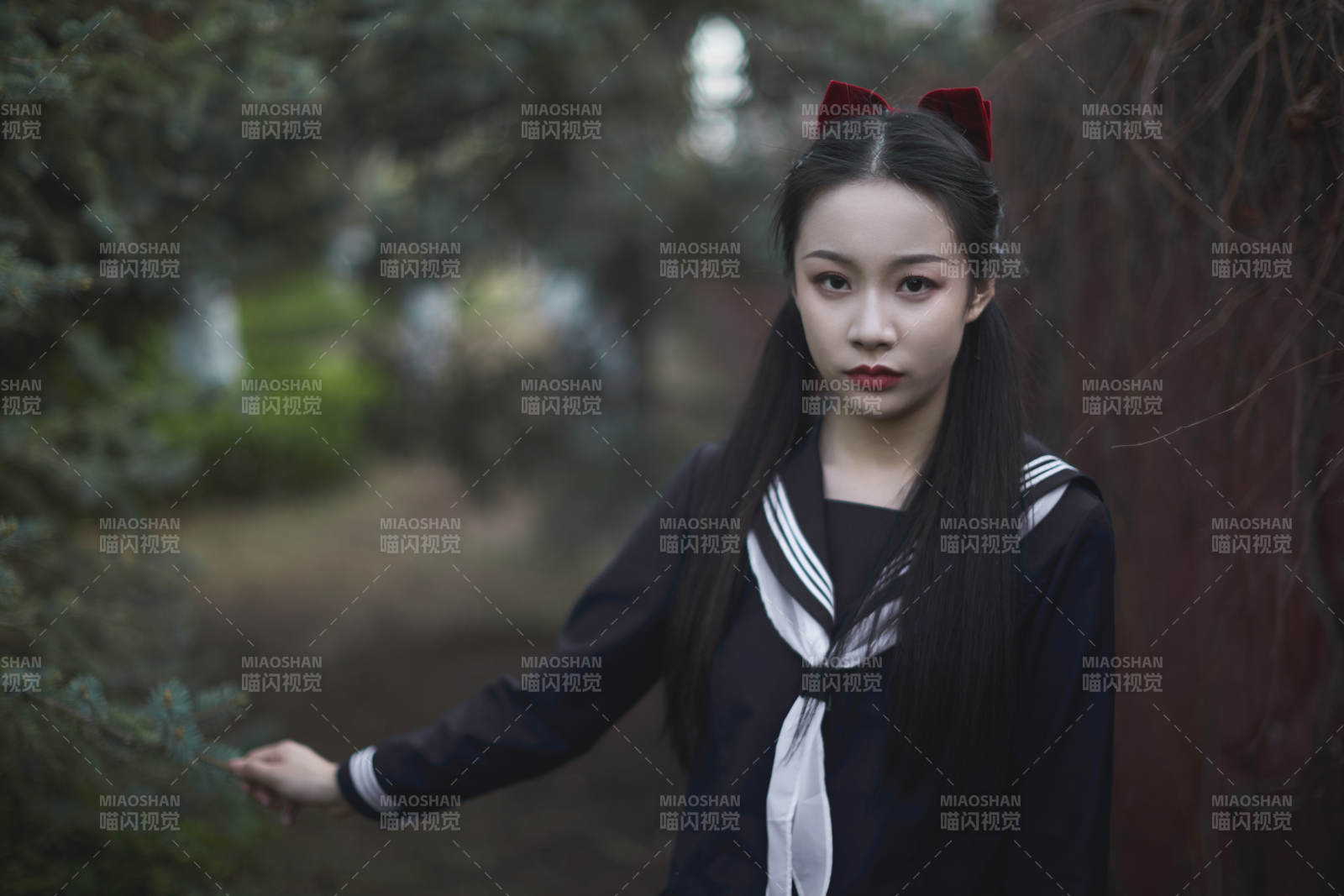 日系戶外公園穿jk校服的少女