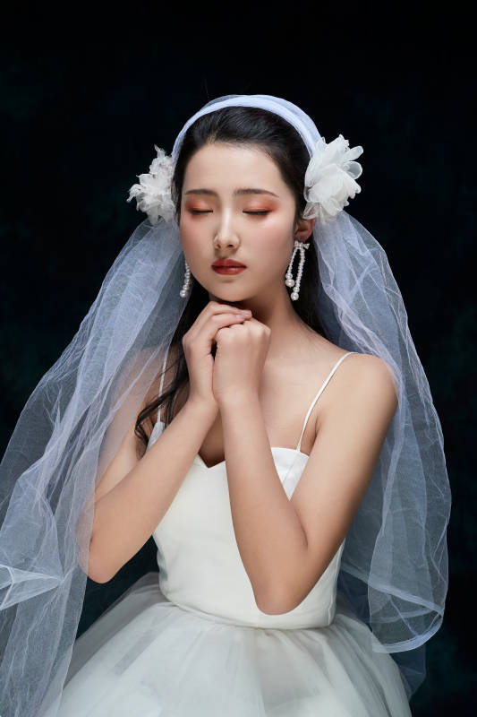黑色背景下的女性復(fù)古婚紗妝面