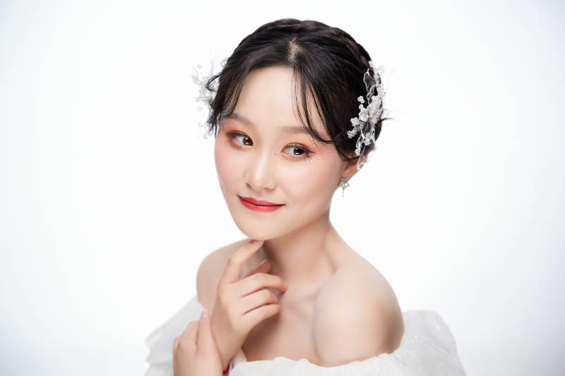 女性婚纱妆面