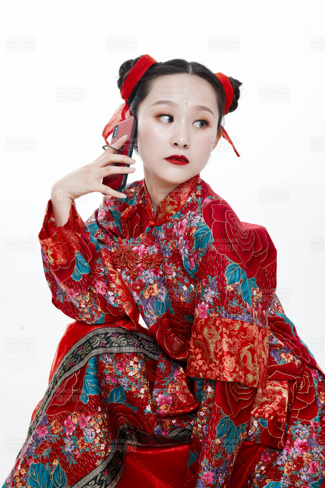 身穿中國傳統(tǒng)服飾的青年女性