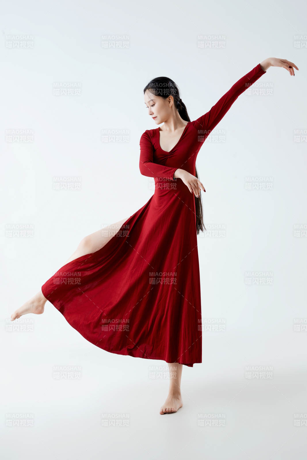 穿著紅色長裙翩翩起舞的少女