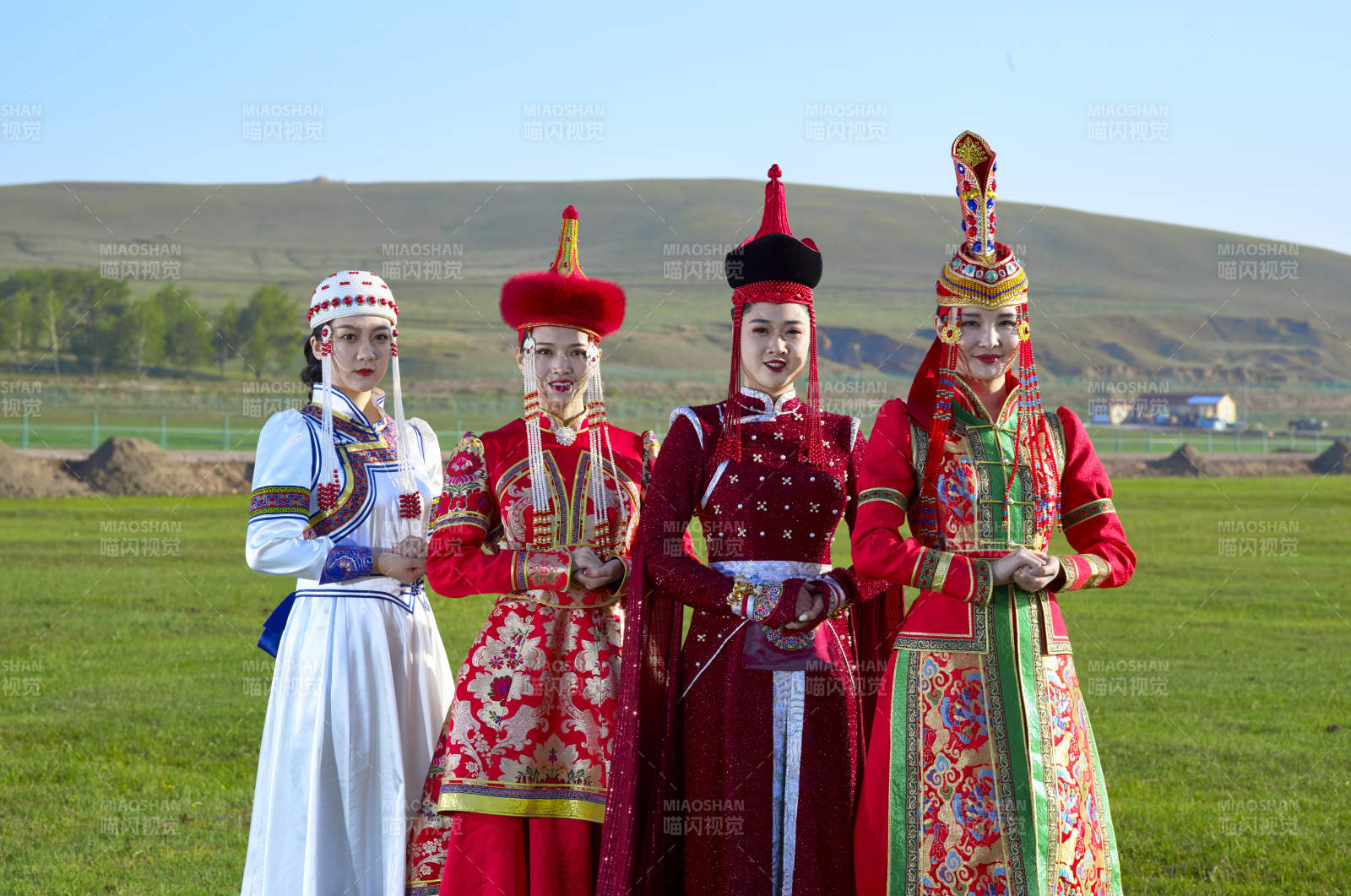 草原上穿着蒙古族传统服饰的亚洲年轻美少女
