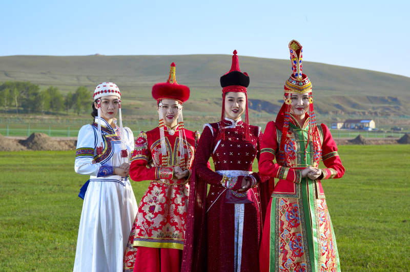 草原上穿着蒙古族传统服饰的亚洲年轻美少女