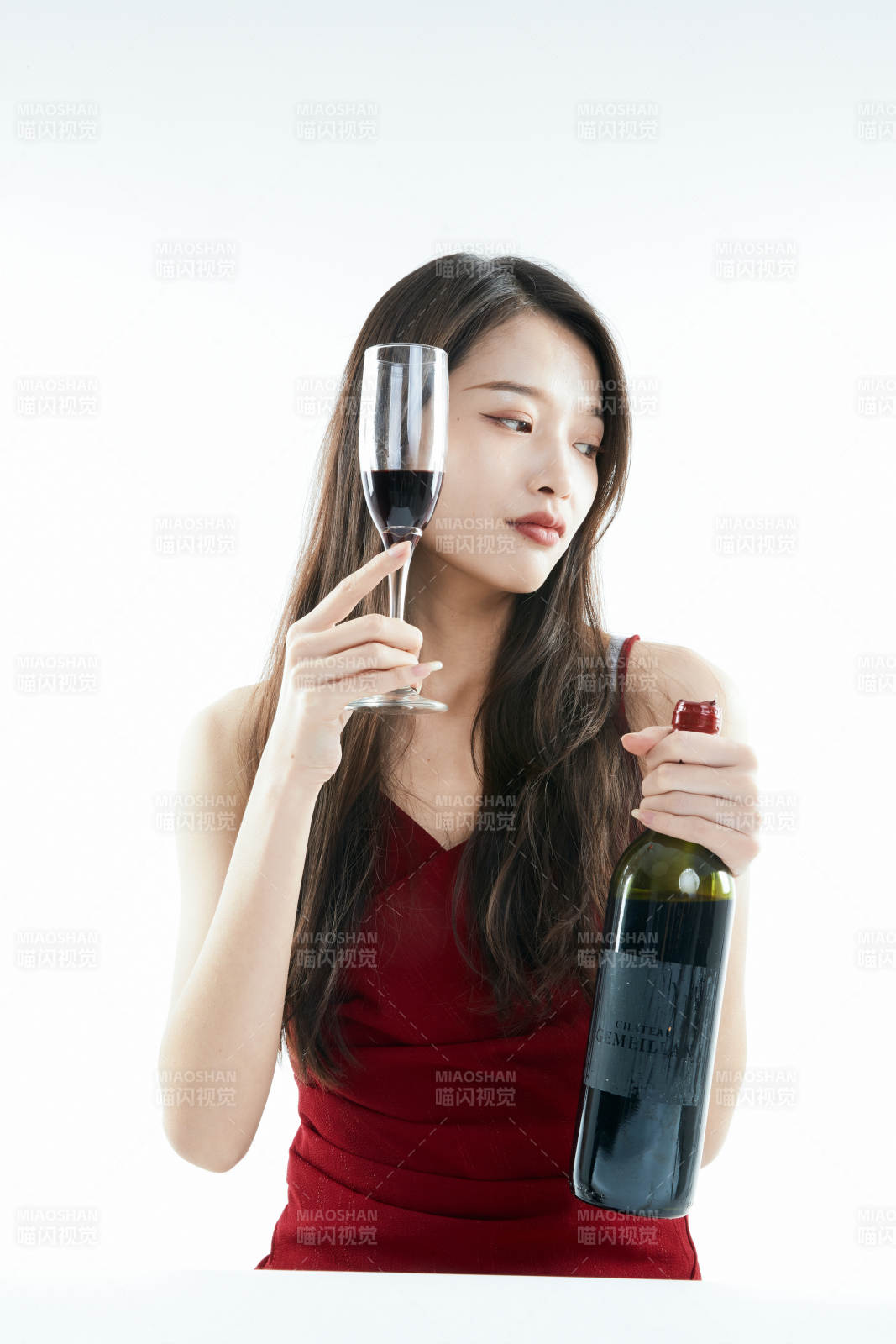 獨自品嘗紅酒的亞洲女性