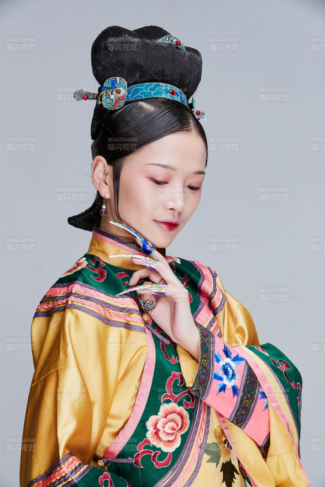 白色背景下的清代女性古装造型清朝古装