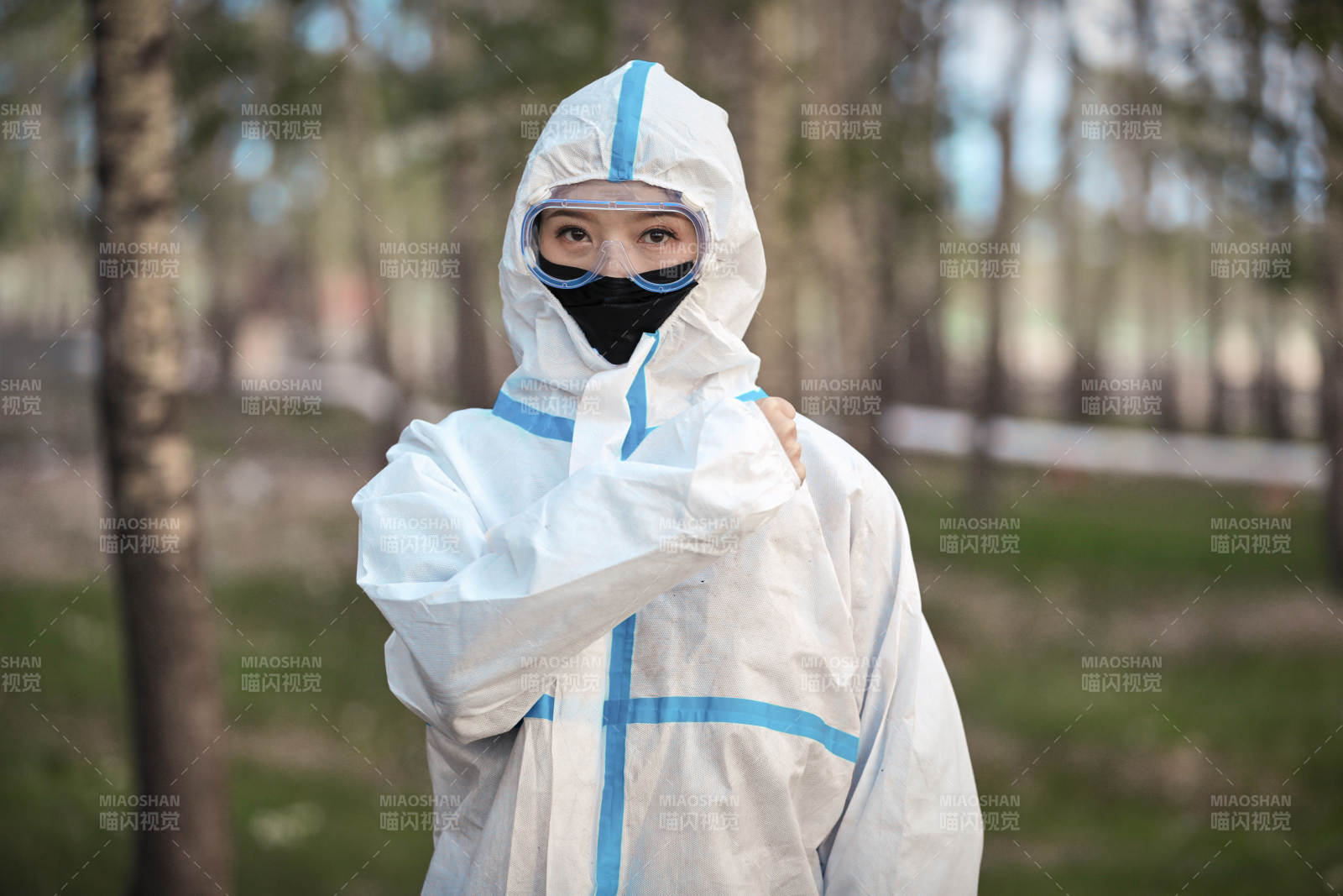 穿白色防护服佩戴护目镜口罩的女性防护人员