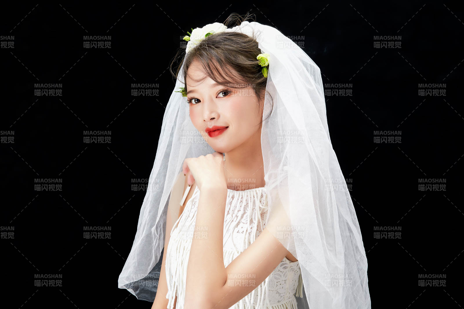 黑色背景下的美妆新娘彩妆人像图片