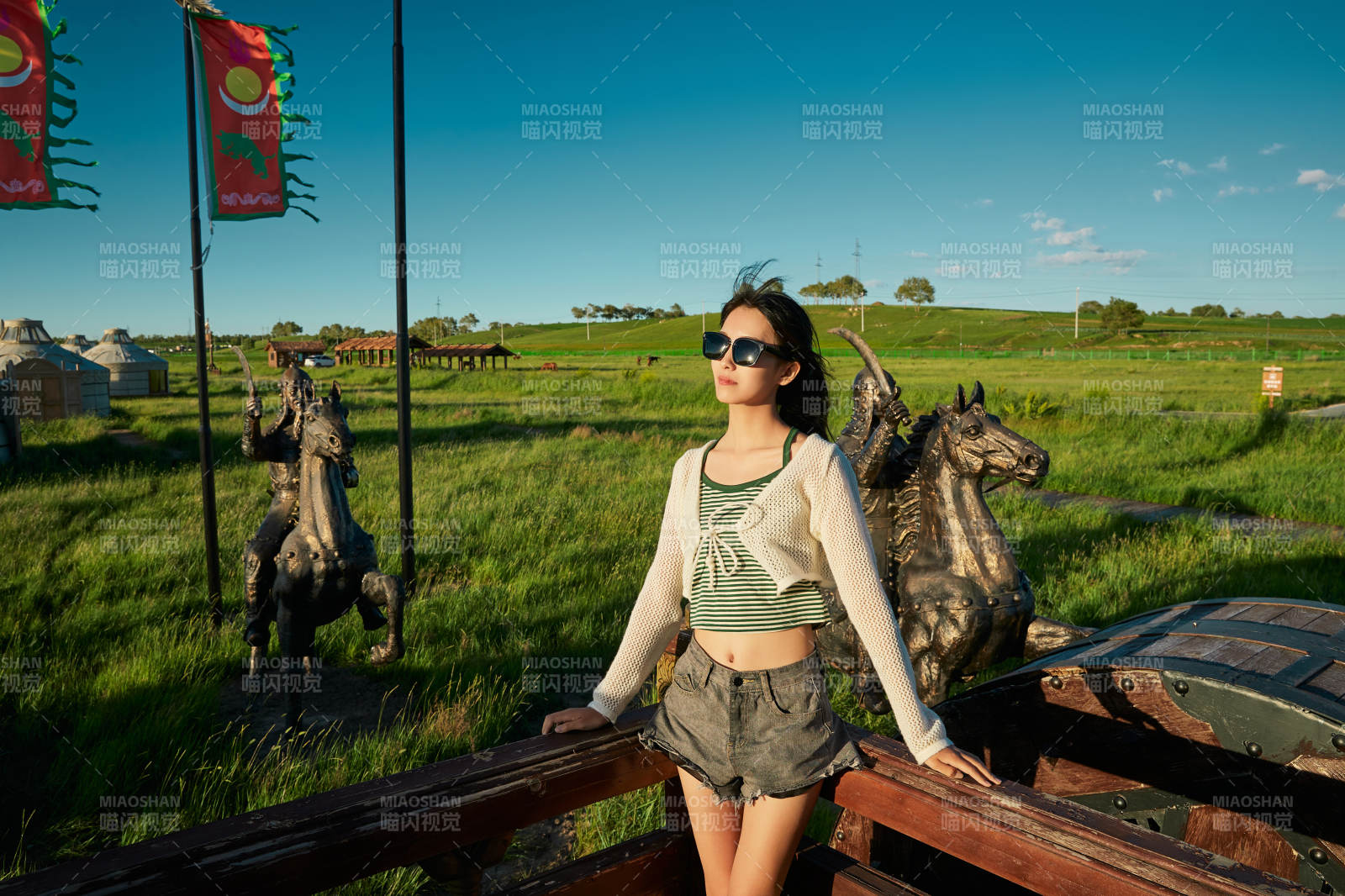 草原濕地公園游玩拍照的亞洲少女