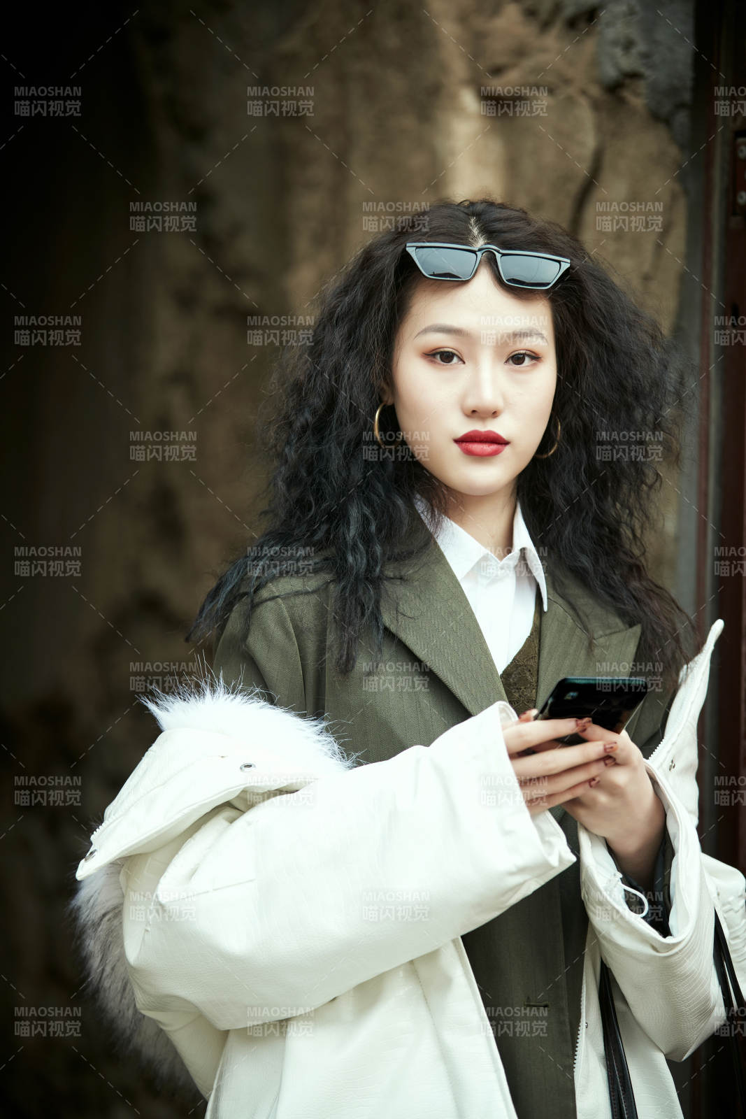 老舊城區里穿著復古港風的美麗清純少女