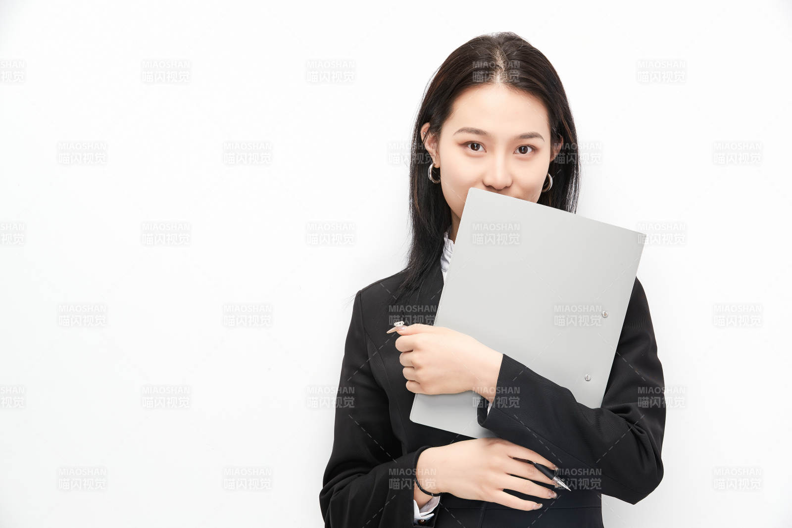 身穿西服拿著文件夾的美麗商務女士