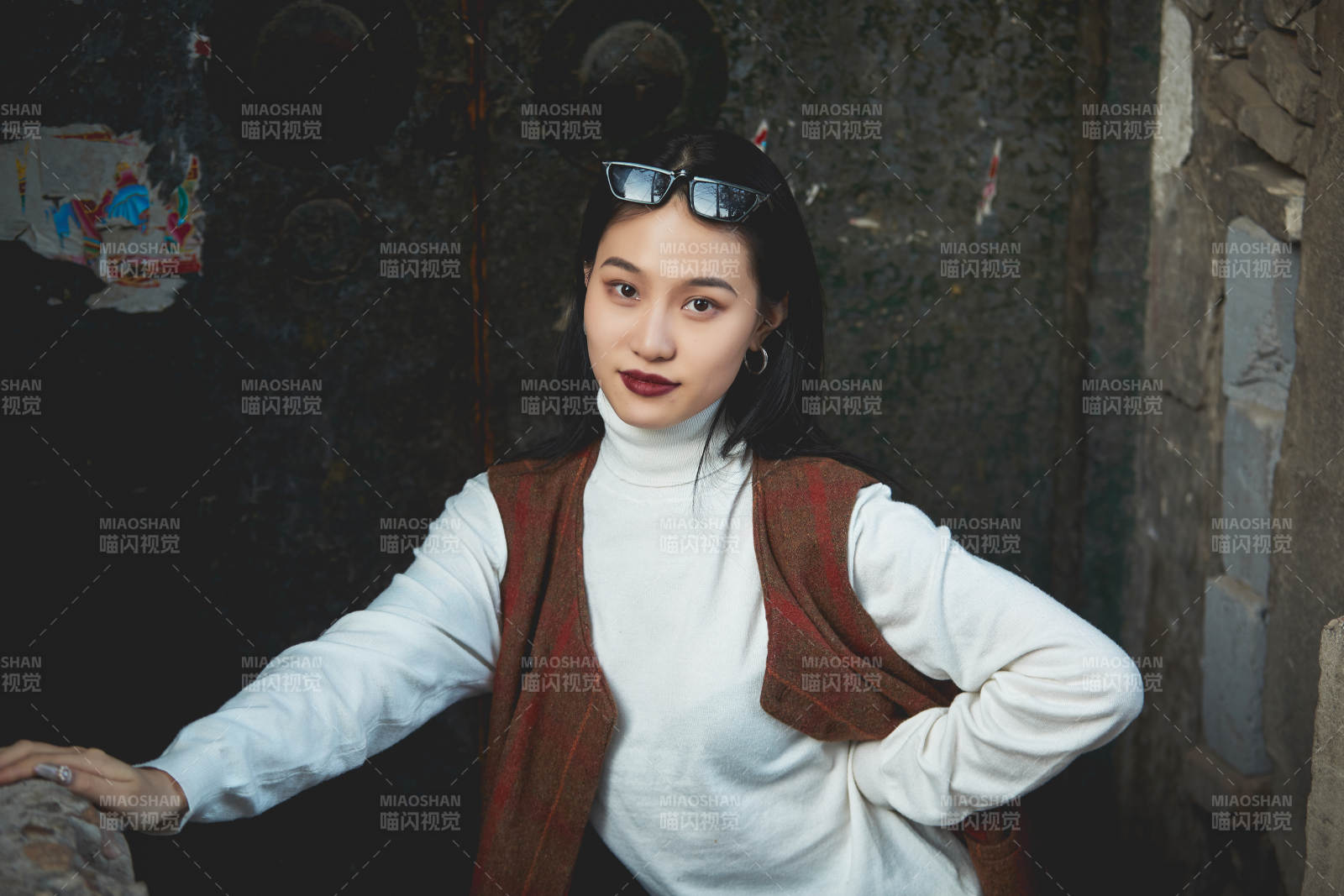 老旧城区里穿着复古港风的美丽清纯少女图片