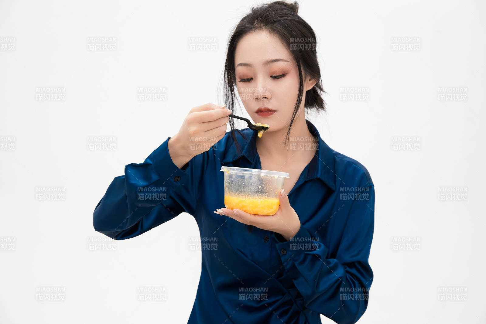 大吃特吃的亚洲可爱少女人像