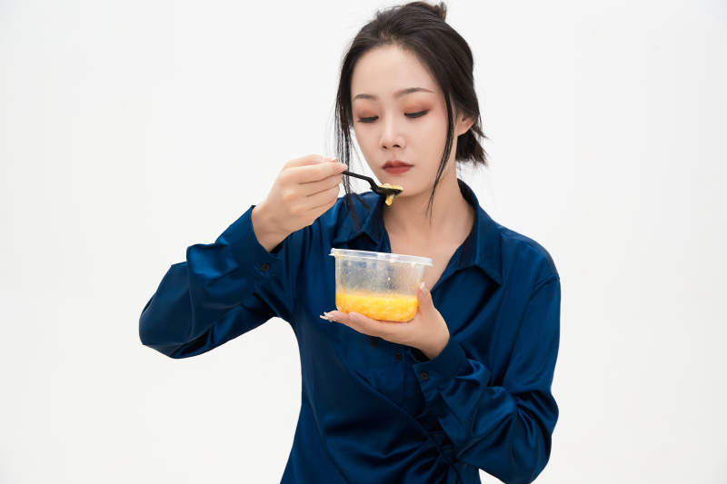 大吃特吃的亚洲可爱少女人像