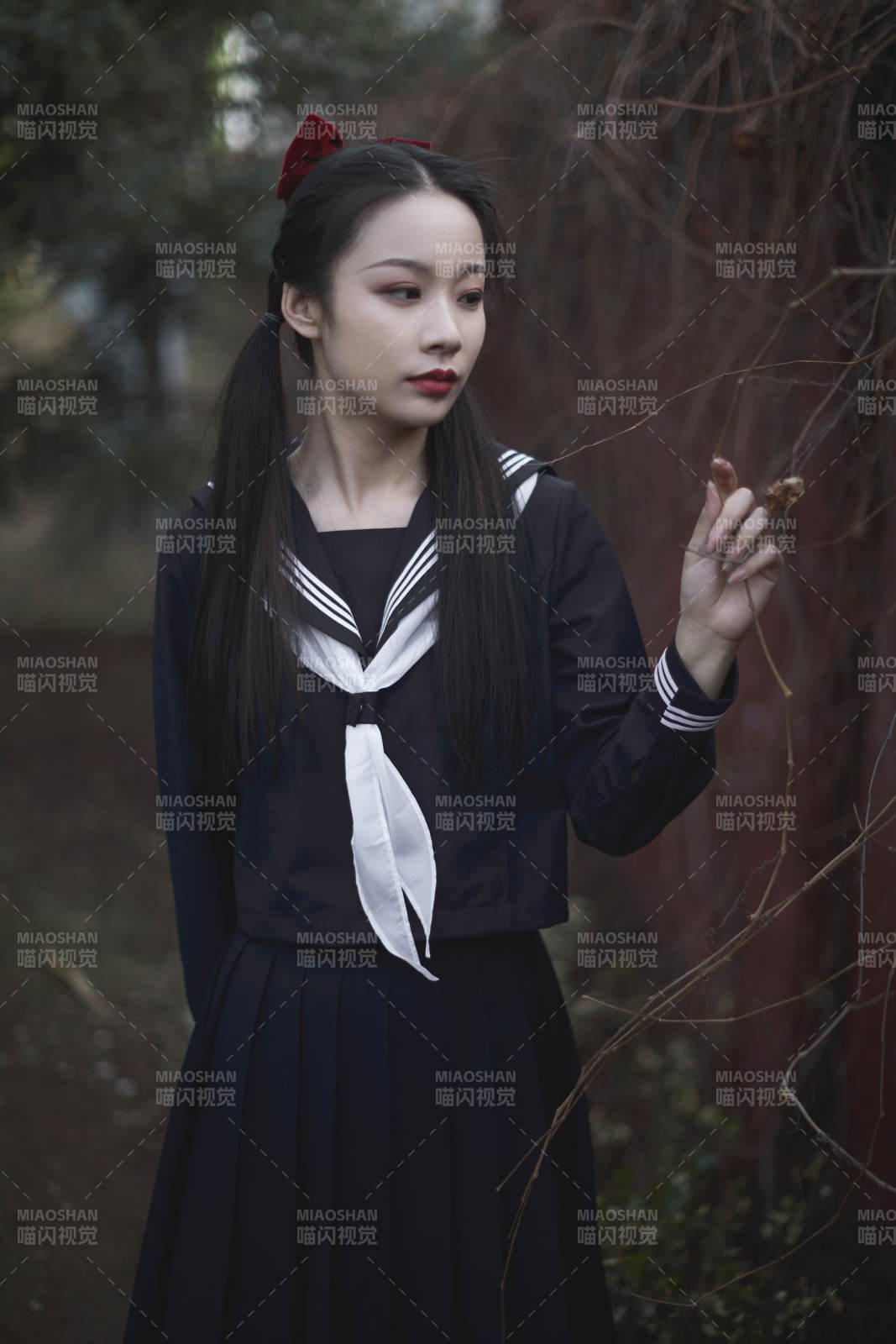 日系戶外公園穿jk校服的少女