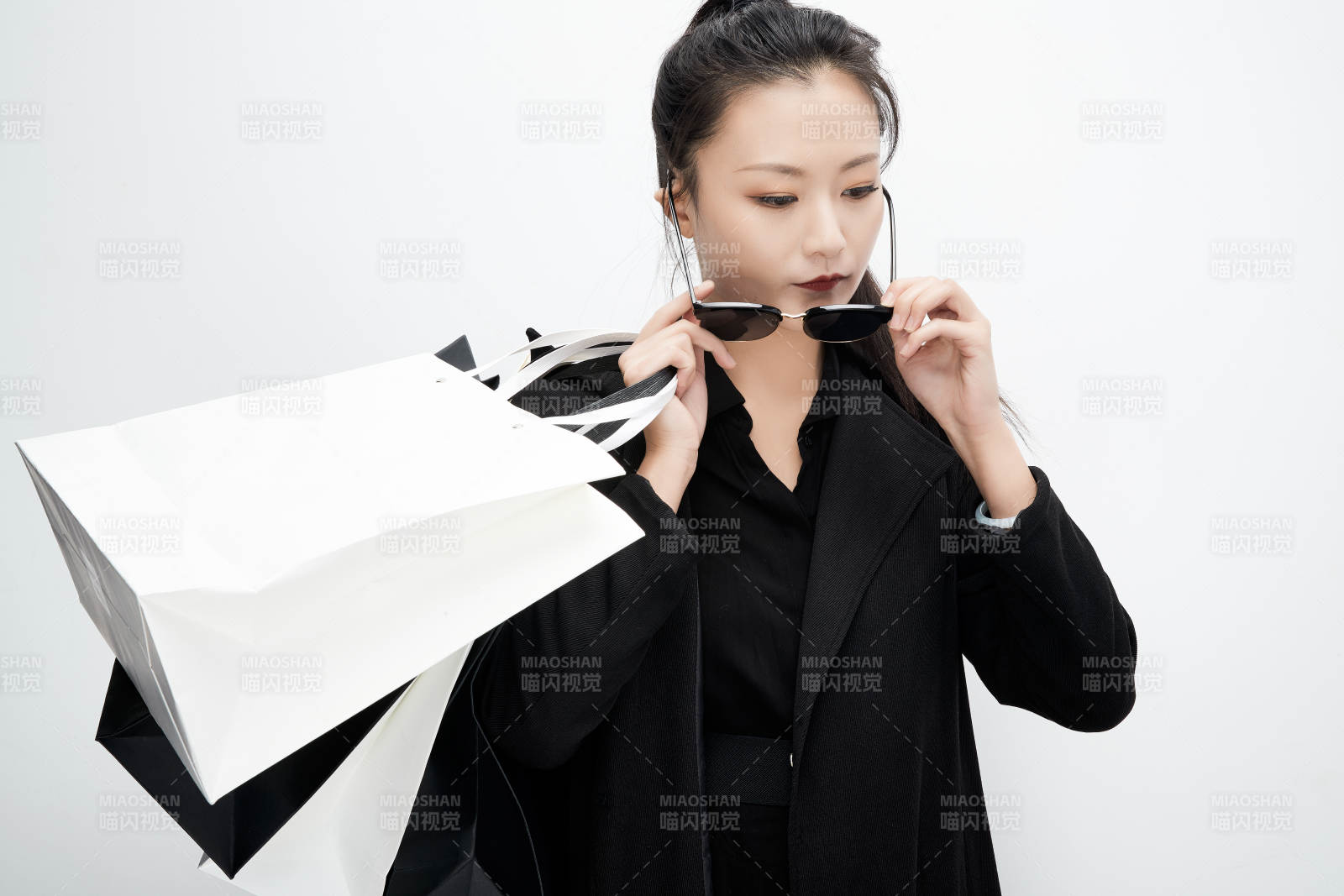 白色背景下手提购物袋时尚美丽的亚洲少女图片