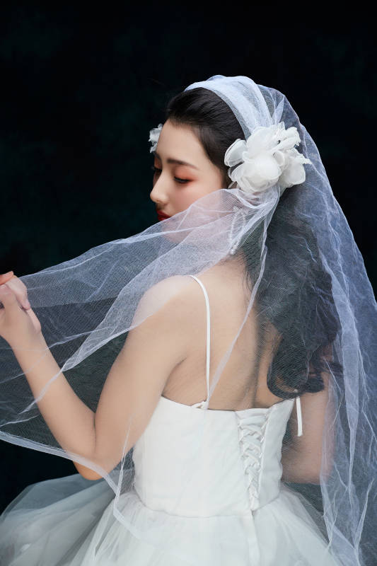 黑色背景下的女性复古婚纱妆面